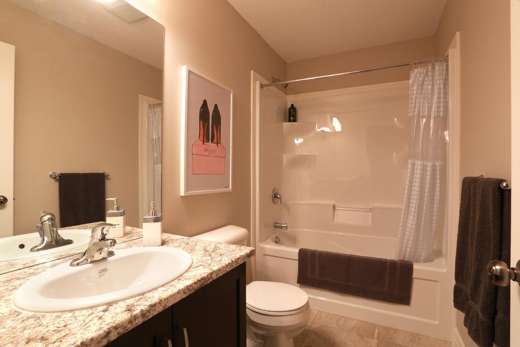 Boardwalk Homes - Executive Guest Rooms & Townhomes Kitchener Szoba fotó