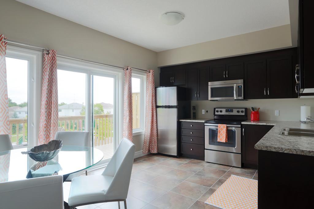 Boardwalk Homes - Executive Guest Rooms & Townhomes Kitchener Szoba fotó
