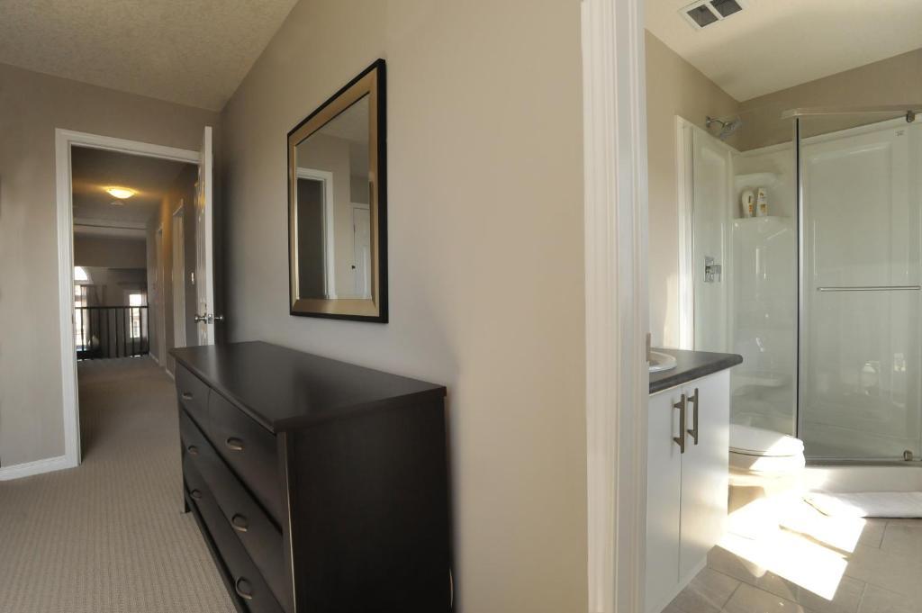 Boardwalk Homes - Executive Guest Rooms & Townhomes Kitchener Szoba fotó